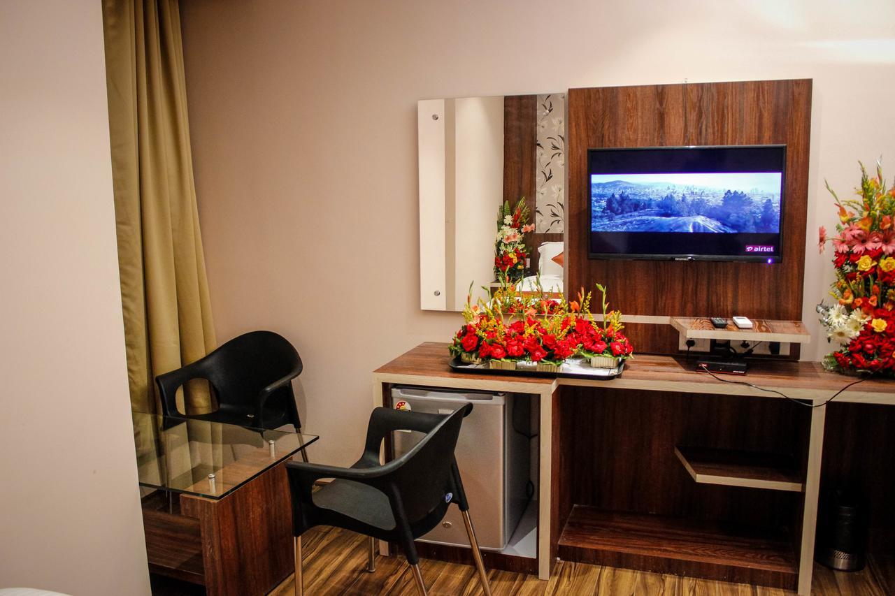 Regenta Inn Larica Kolkata Exterior photo
