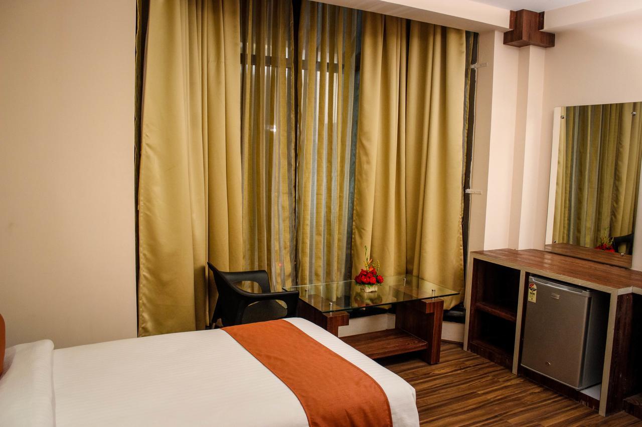 Regenta Inn Larica Kolkata Exterior photo